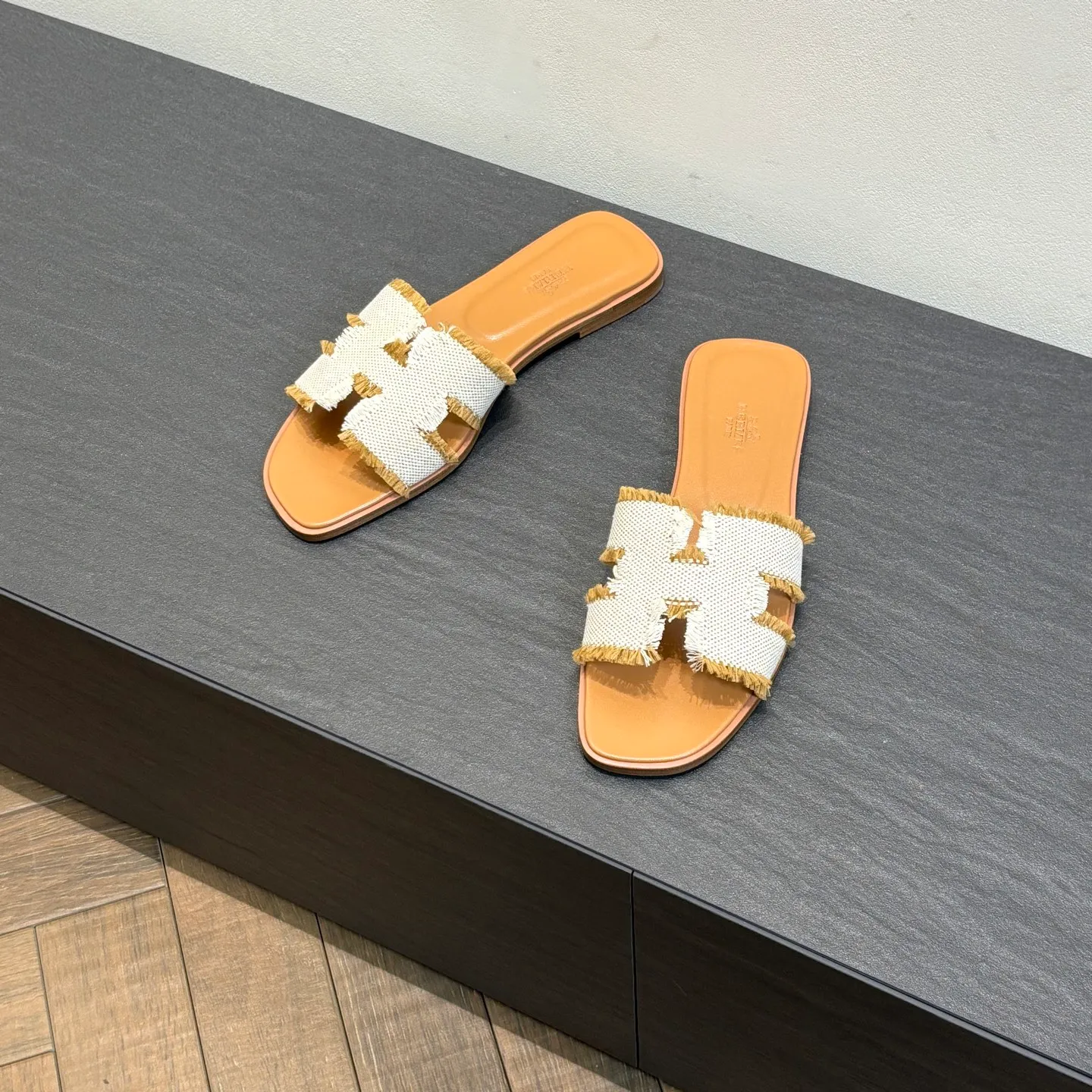 👟👟Ex-factory price 480👟👟 Brand💗: The latest color series from HERMES official website Code number💗: 35-40 full size (34 41 42 customized, non-refundable and non-exchangeable) Upper material💗: Classic plain calfskin Sole material💗: Zero-crack genuine leather mid-sole👑👑👑 Fully dyed HERMES Plain calfskin sandals, a historical representative work, the timeless classic H sandals, suitable for home and travel, this shoe is the finishing touch of your wardrobe, it looks great on the feet💃🏻💃🏻💃🏻